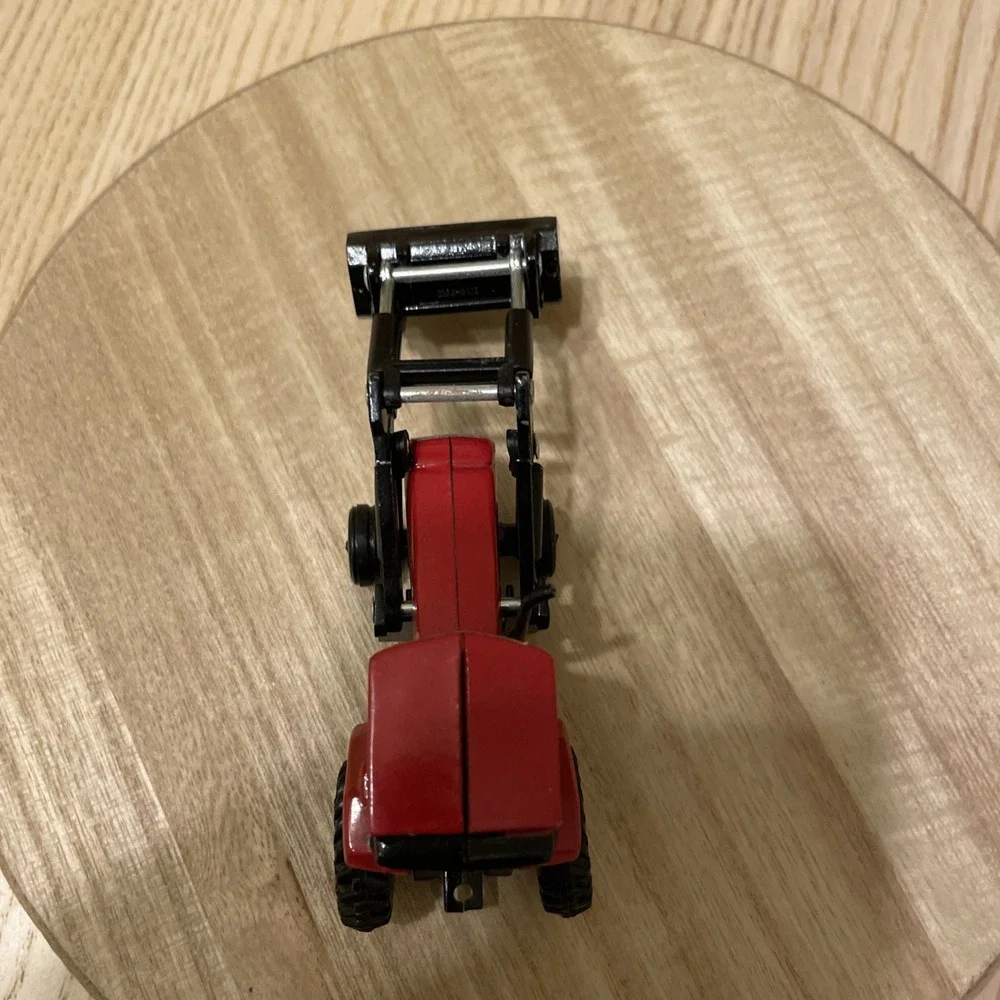 ERTL Case IH 7130 Magnum Tractor 1/64 Diecast Red Farm Toy Front Loader Cab